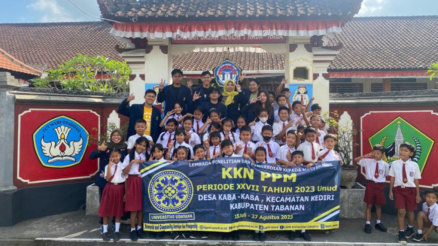 MAHASISWA KKN PPM UDAYANA KE-27 MELAKUKAN KEGIATAN MENGAJAR BAHASA INGGRIS DI SEKOLAH DASAR NEGERI 1 KABA-KABA